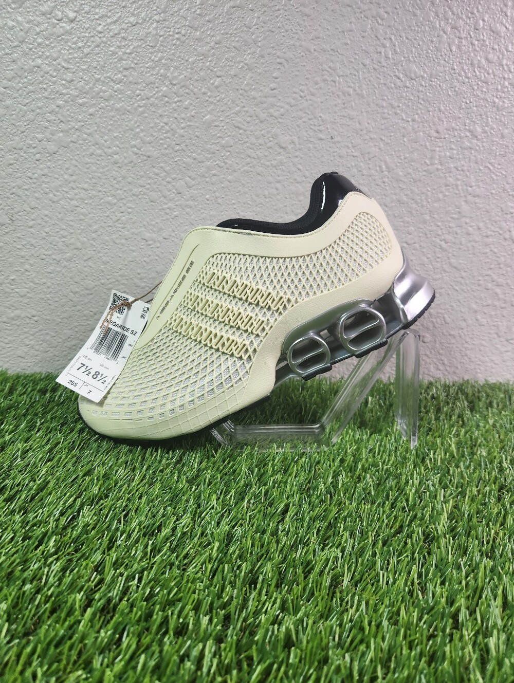 NWT Adidas Megaride S2 Off White /Black  Unisex Men's 7.5 / Women 8.5 -  JR0902